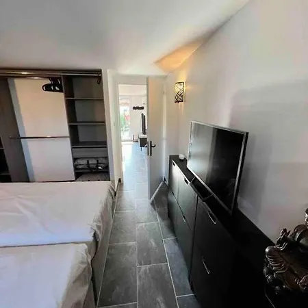 Διαμέρισμα Rez De Jardin Climatise De 45m²+exterieur De 70m²